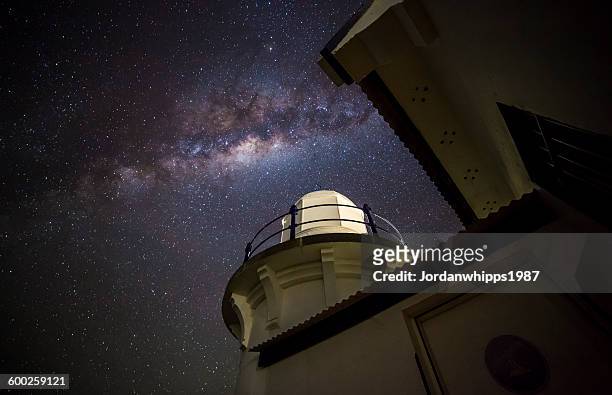 milky way over tacking point lighthouse - port macquarie stock-fotos und bilder