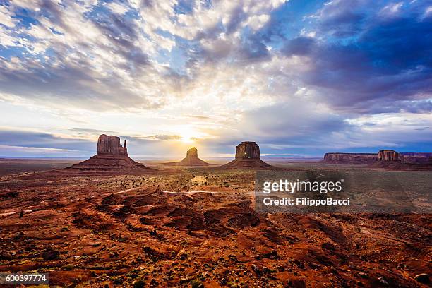 sunrise in monument valley - grand canyon national park stockfoto's en -beelden