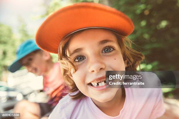 feliz camper - hueco entre dientes fotografías e imágenes de stock