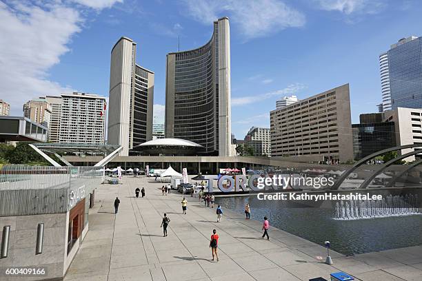 prefeitura de toronto e praça nathan phillips no verão - praça nathan phillips - fotografias e filmes do acervo