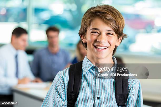 junge teenager männlichen schüler lächelnd während der eltern lehrer konferenz - sch