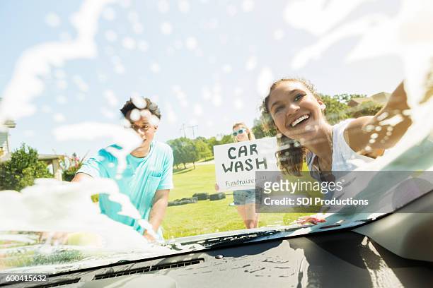 adolescentes lavan coches para la caridad - fundraising fotografías e imágenes de stock