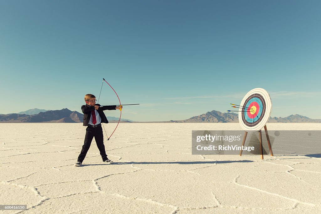 Giovane ragazzo uomo d’affari Spara le frecce sul bersaglio