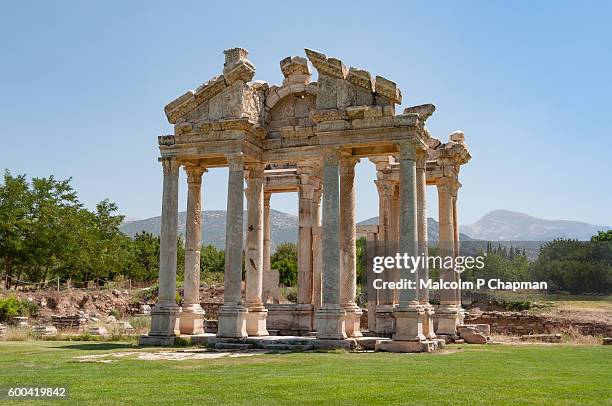 aphrodisias - tetrapylon, gateway to temple of aphrodite, turkey - aphrodisias stockfoto's en -beelden