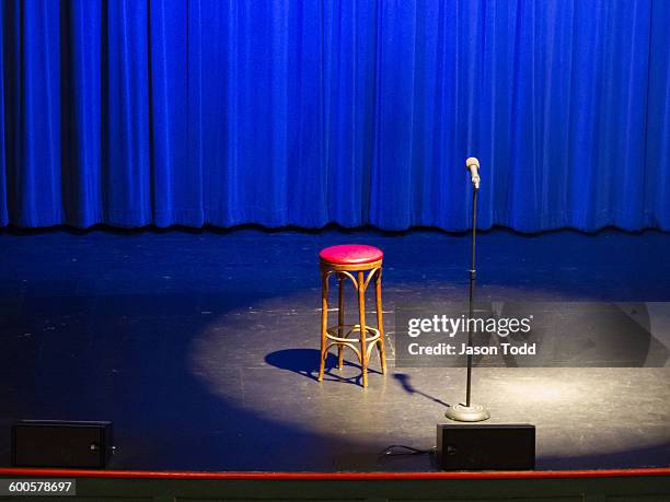 stool on stage under spotlight at comedy show - tabouret photos et images de collection