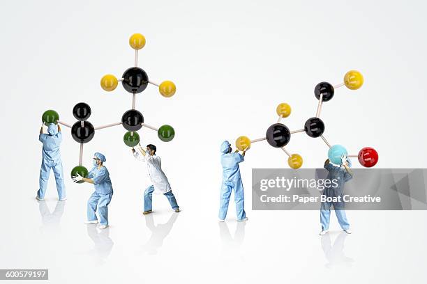group of scientists holding up models of molecules - átomo fotografías e imágenes de stock