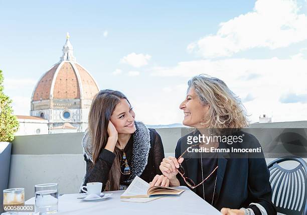 mum and daughter on holiday at florence dome - italien familie stock-fotos und bilder