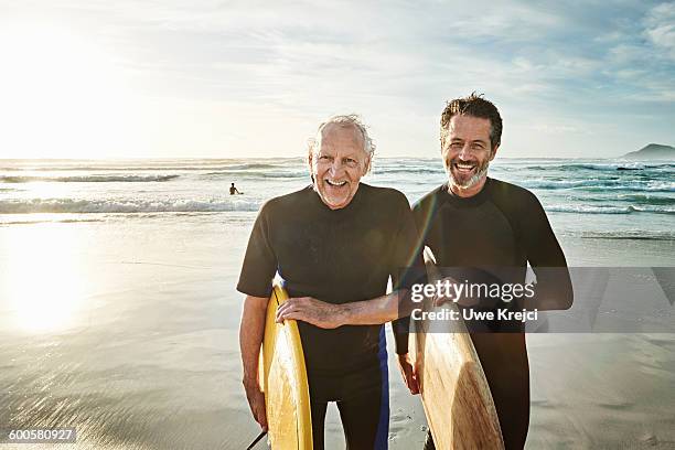 surfer on beach - surfer portrait fotografías e imágenes de stock