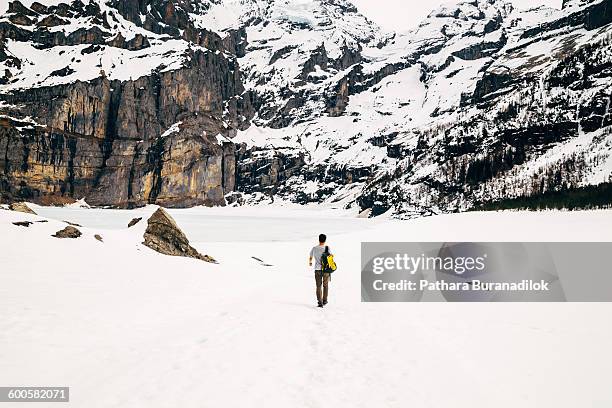 frozen lake oeschinensee - lac-oeschinensee photos et images de collection