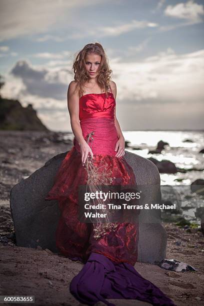 a young woman stands on the beach - tina terras michael walter 個照片及圖片檔