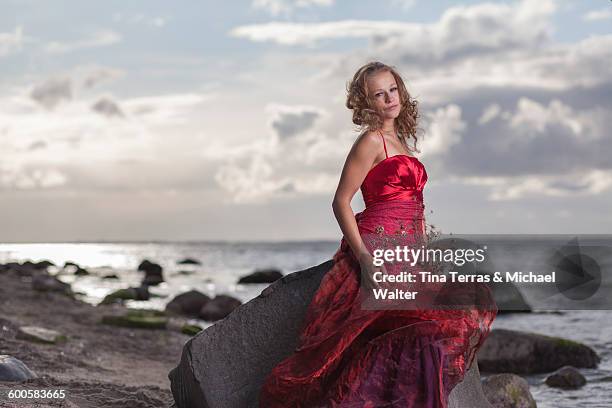 pretty young woman standing on the beach - tina terras michael walter stock pictures, royalty-free photos & images