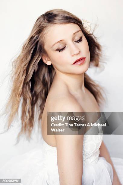 portrait of a young woman in wedding dress - tina terras michael walter 個照片及圖片檔