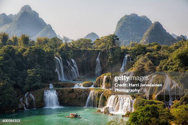 ban gioc / detian water falls - detian waterfall stock pictures, royalty-free photos & images