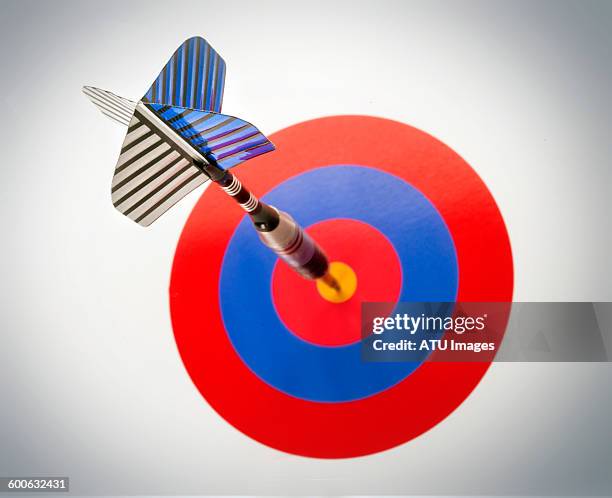 target dart small - darts stockfoto's en -beelden