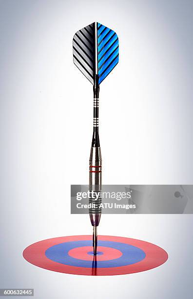 dart in small target - al centro foto e immagini stock