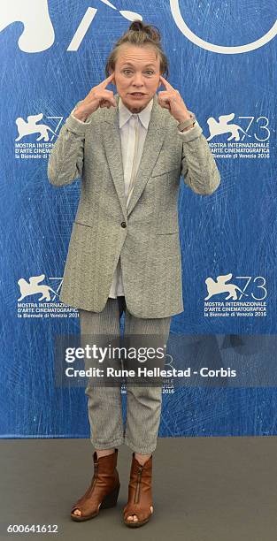 Laurie Anderson attends the photocall of the jury during the 73rd Venice Film Festival on August 31, 2016 in Venice, Italy.