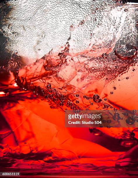 close-up of sparkly alcohol drink - refreshment foto e immagini stock