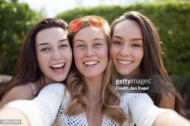 girls taking a selfie - 面貼面 個照片及圖片檔