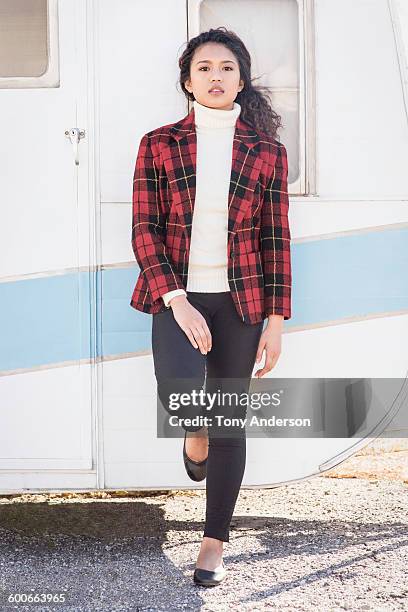 portrait of a young woman leaning on mobile home - flat shoe - fotografias e filmes do acervo