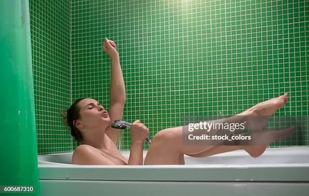 liebe dieses lied - duschkopf stock-fotos und bilder