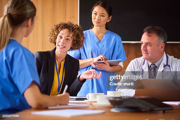 medical team with the hospital administrator - administrador stock pictures, royalty-free photos & images