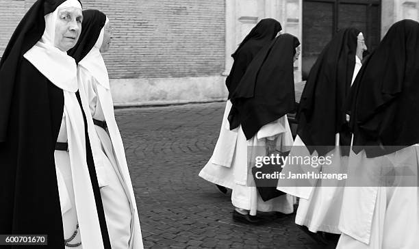 roma, italia: grupo de monjas en hábito tradicional (b&w) - monja fotografías e imágenes de stock