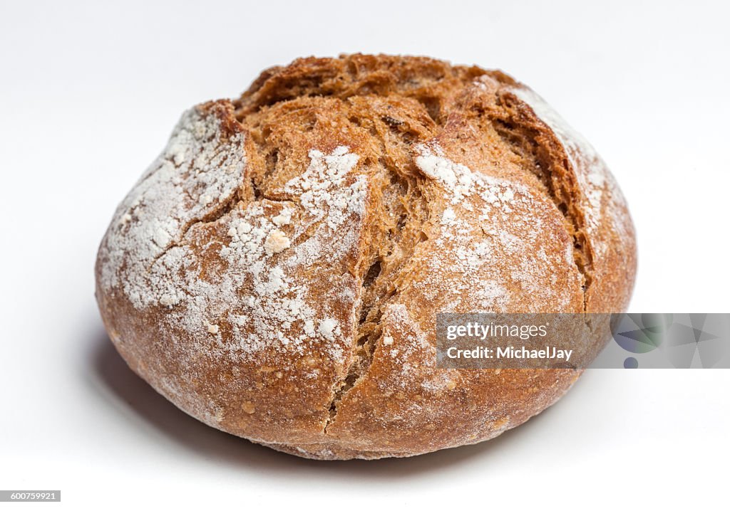 Nahaufnahme von Brot vor weißem Hintergrund