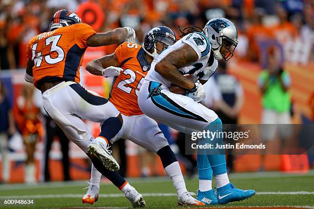 Wide receiver Kelvin Benjamin of the Carolina Panthers catches a 14-yard touchdown reception in the first quarter against strong safety T.J. Ward and...