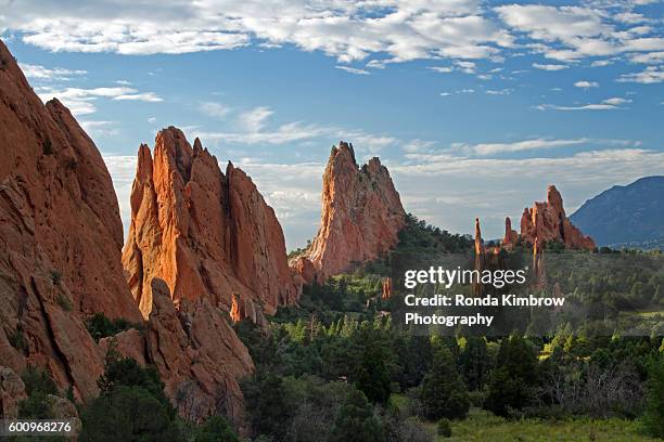 the overlook view at garden of the gods - colorado springs photos et images de collection