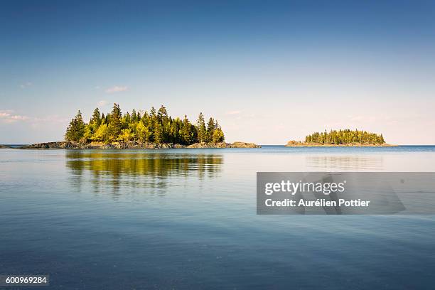 parc national du bic, islands in anse-à-voiliers - río de st lawrence fotografías e imágenes de stock