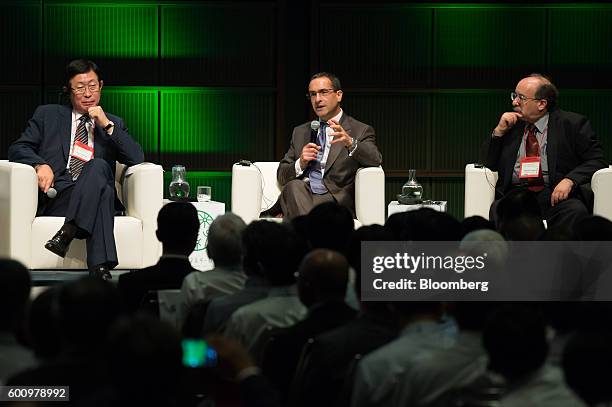 Michael Liebreich, founder and chairman of the advisory board of Bloomberg New Energy Finance, center, speaks as Amory B. Lovins, co-founder, chief...