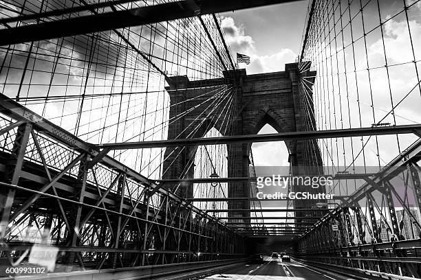 brooklyn bridge, new york city  - schwarzweiß bild stock-fotos und bilder