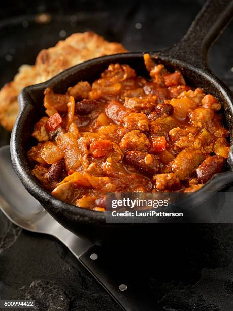 peperoncino con biscotti freschi - chilli con carne foto e immagini stock