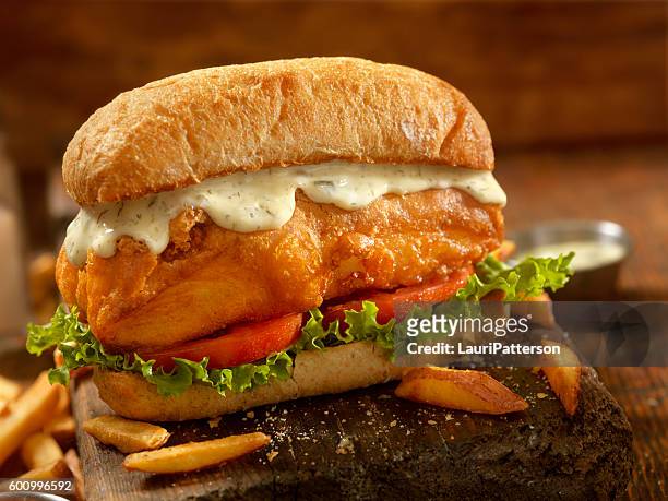 in bierteig gebackenen fisch-sandwich auf einem ciabatta-brötchen - fish fry stock-fotos und bilder
