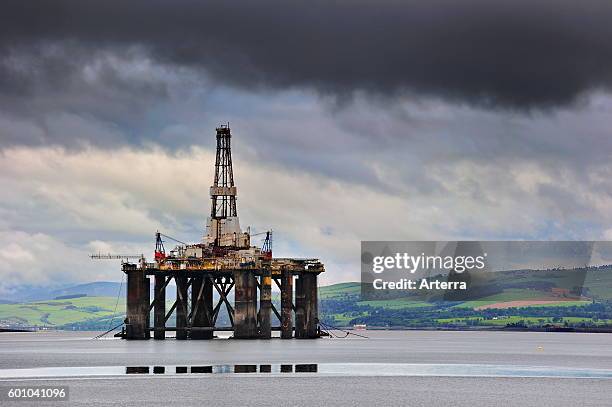 Oil rig / oil drilling platform waiting to be repaired in Cromarty Firth near the port of Invergordon, Easter Ross, Ross and Cromarty, Highland,...