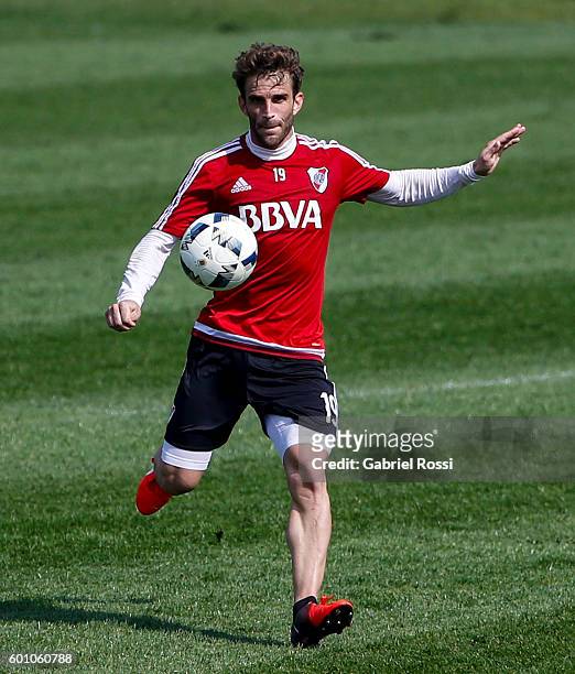 Ivan Alonso of River Plate kicks the ball during a training session at River Plate's training camp on September 09, 2016 in Ezeiza, Argentina.
