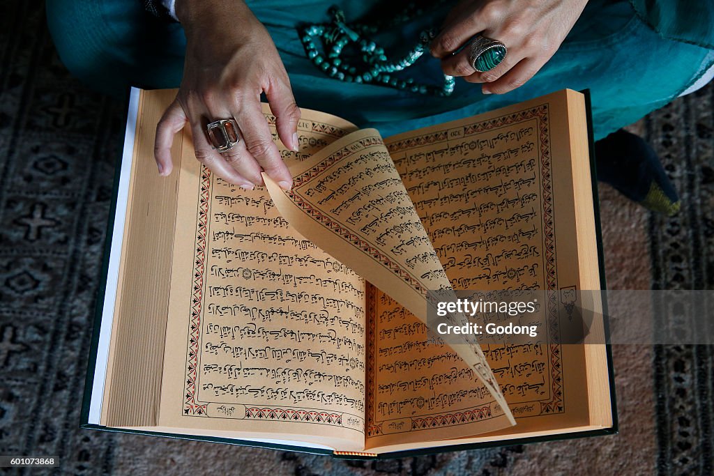 Muslim woman reading the Kuran.