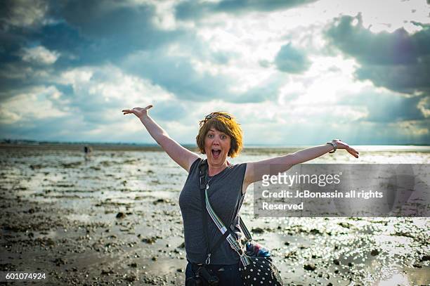woman celebrating summer - jc bonassin fotografías e imágenes de stock