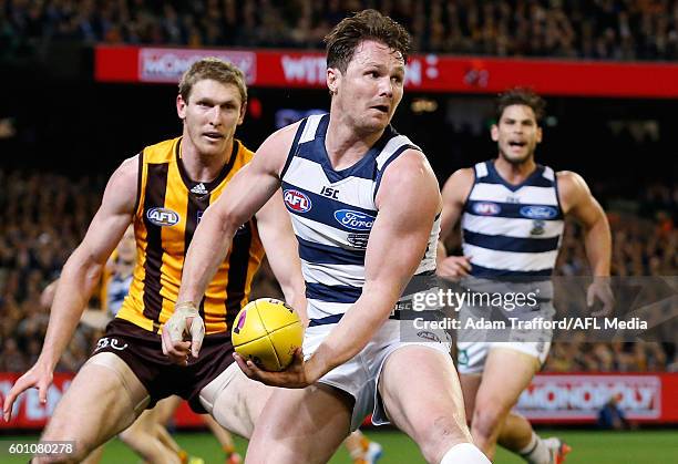 Patrick Dangerfield of the Cats handpasses the ball during the 2016 AFL Second Qualifying Final match between the Geelong Cats and the Hawthorn Hawks...