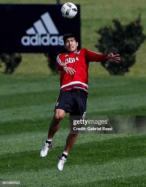 Luciano Lollo of River Plate heads the ball during a training session at River Plate's training camp on September 09, 2016 in Ezeiza, Argentina.