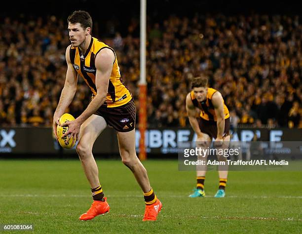 Isaac Smith of the Hawks lines up for a shot to win the game after the siren during the 2016 AFL Second Qualifying Final match between the Geelong...