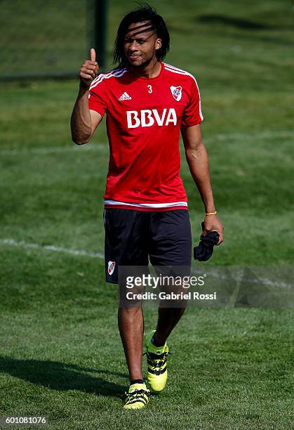 Arturo Mina of River Plate gestures after a training session at River Plate's training camp on September 09, 2016 in Ezeiza, Argentina.