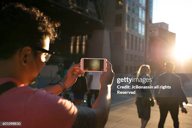 latin man taking a picture - jc bonassin 個照片及圖片檔