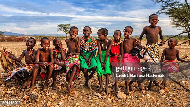 gruppe glücklicher afrikanischer kinder aus samburu- stamm, kenia, afrika - kenya stock-fotos und bilder