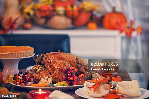 rôti de dinde de thanksgiving avec des plats - thanks giving meal photos et images de collection