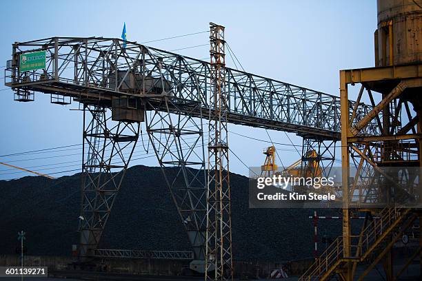 coal loading to china in cha ong, ha long bay - cha in ha 個照片及圖片檔