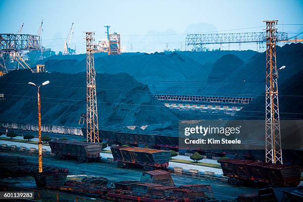 coal loading to china in cha ong, ha long bay - cha in ha stock-fotos und bilder