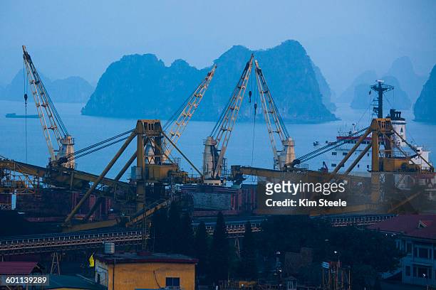 coal loading to china in cha ong, ha long bay - cha in ha stock-fotos und bilder