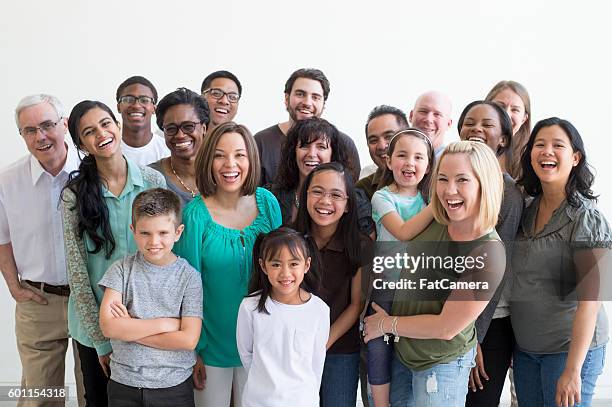 grupo familiar diverso - familia grande fotografías e imágenes de stock