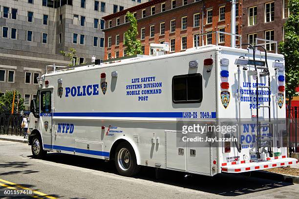 nypd life-safety systems division mobile command vehicle, lower manhattan, nyc - new york city police counterterrorism imagens e fotografias de stock